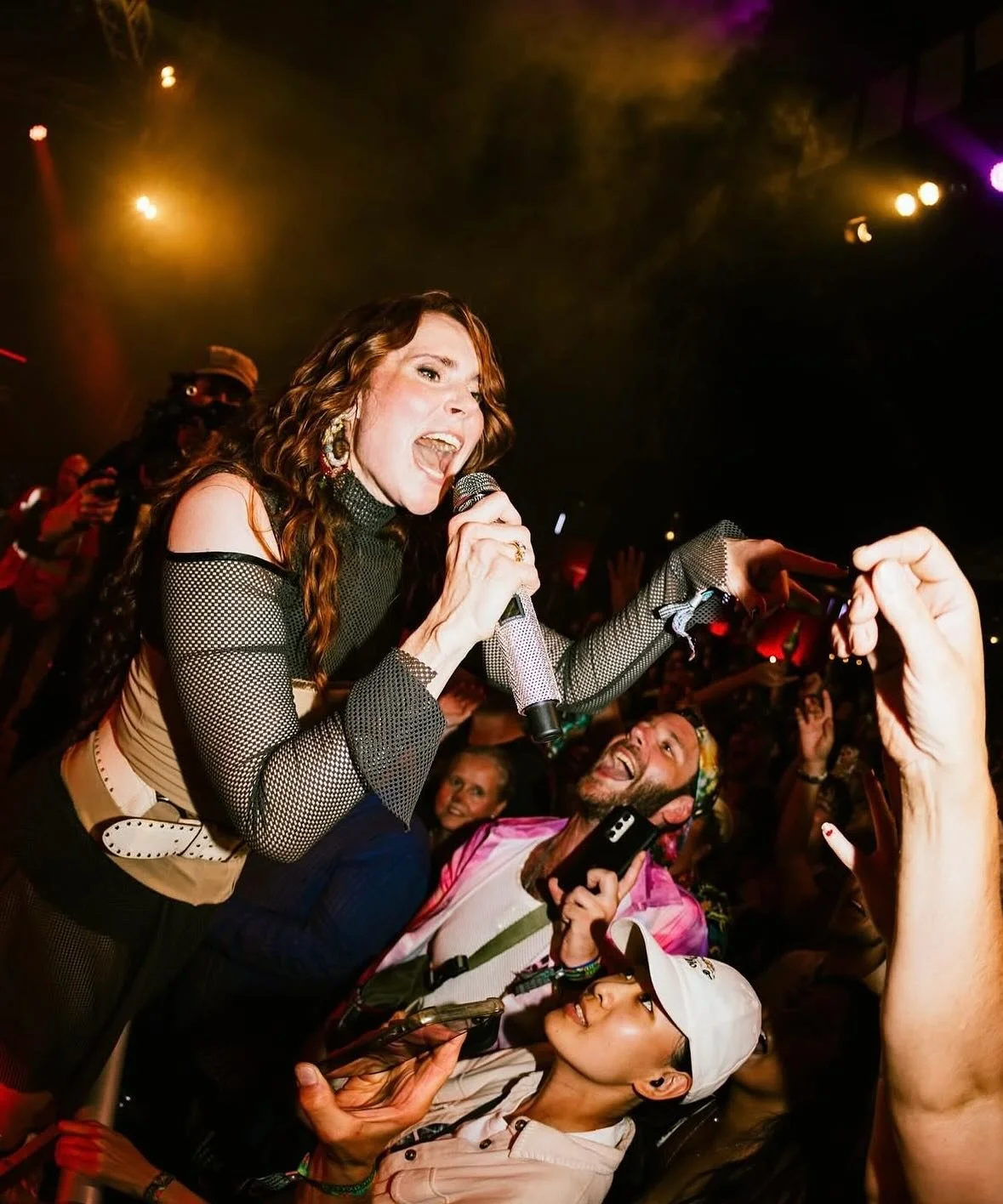 An amazing weekend at Glastonbury with @katenash 🤩🩵🤩🩷

Makeup by me
Hair @evanhuang.33 
Styling @rionhannora 

#katenash #glastonbury2025 #leftfield #bbcintroducing #sprints #makeupartist