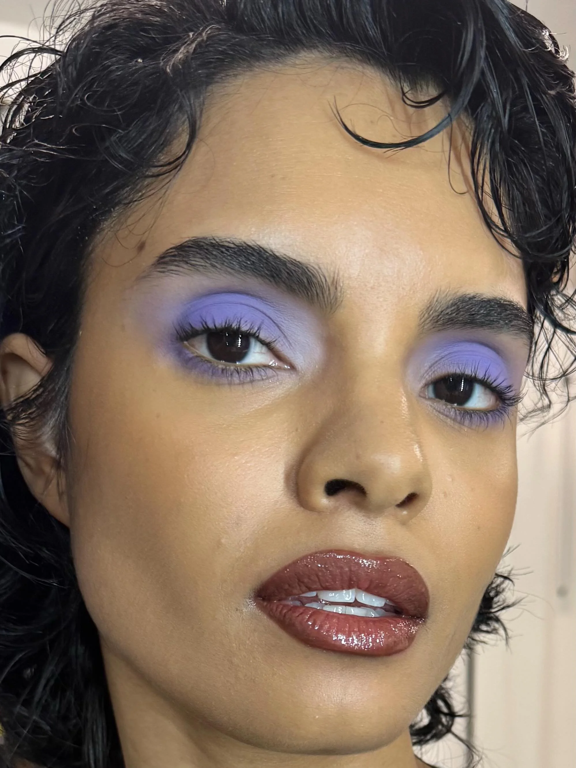 💜 Beauty BTS with @pinheiroluanna 💜

#brownlipgloss #fentyglossbomb #pasteleyeshadow #lilaceyeshadow #yummyskin