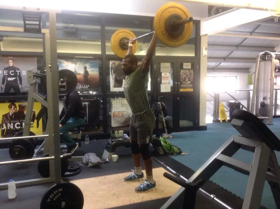Finishing position of a "Snatch grip" JP, as you can see all my upper body is tensed, my arms locked, chest up, abs contracted and facing forward...