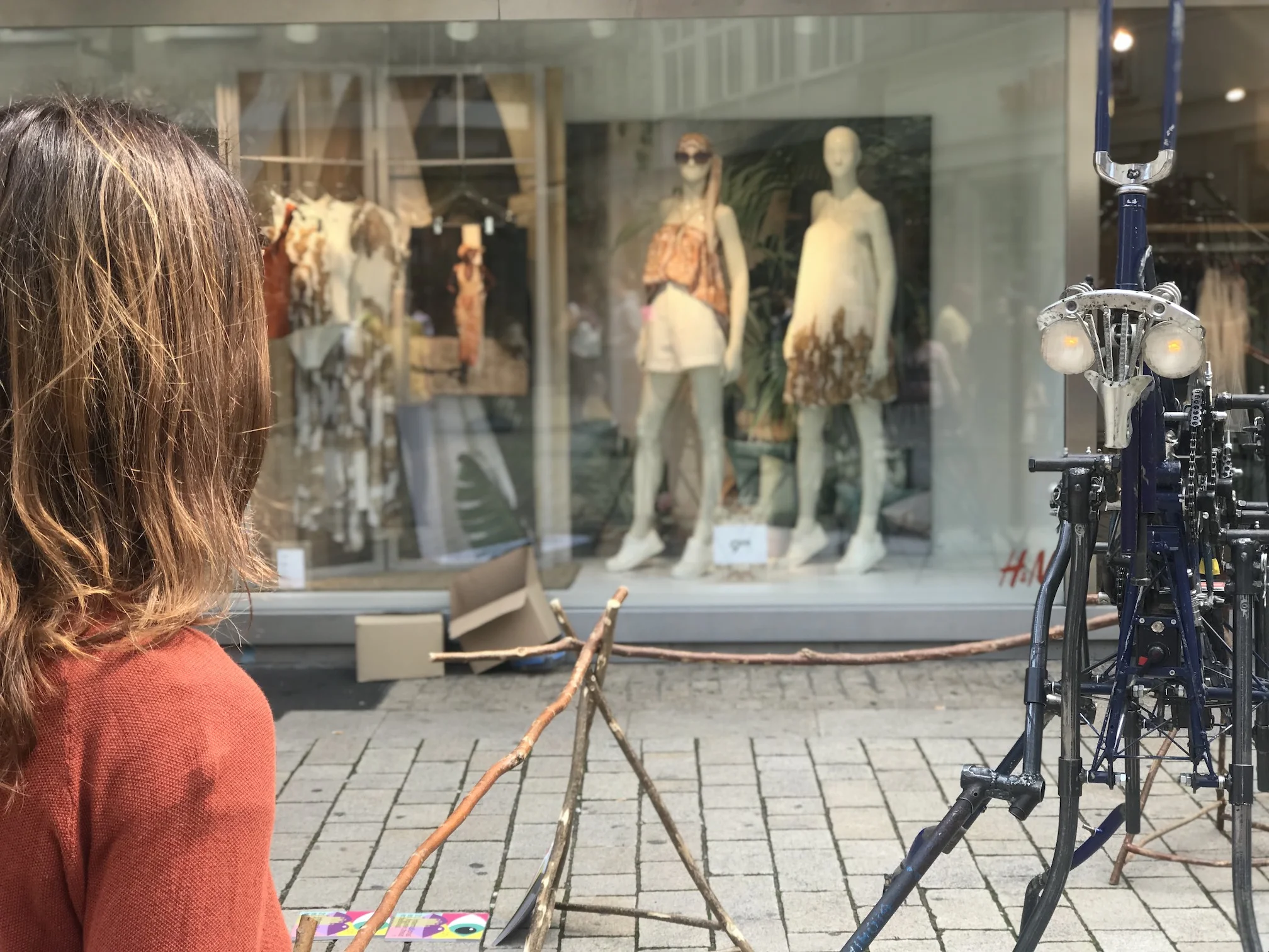 An encounter with a creature from “ Die Herde der Maschinenwesen ” - a street act by Munich-based foolpool collective, figuren.theater.festival 2019