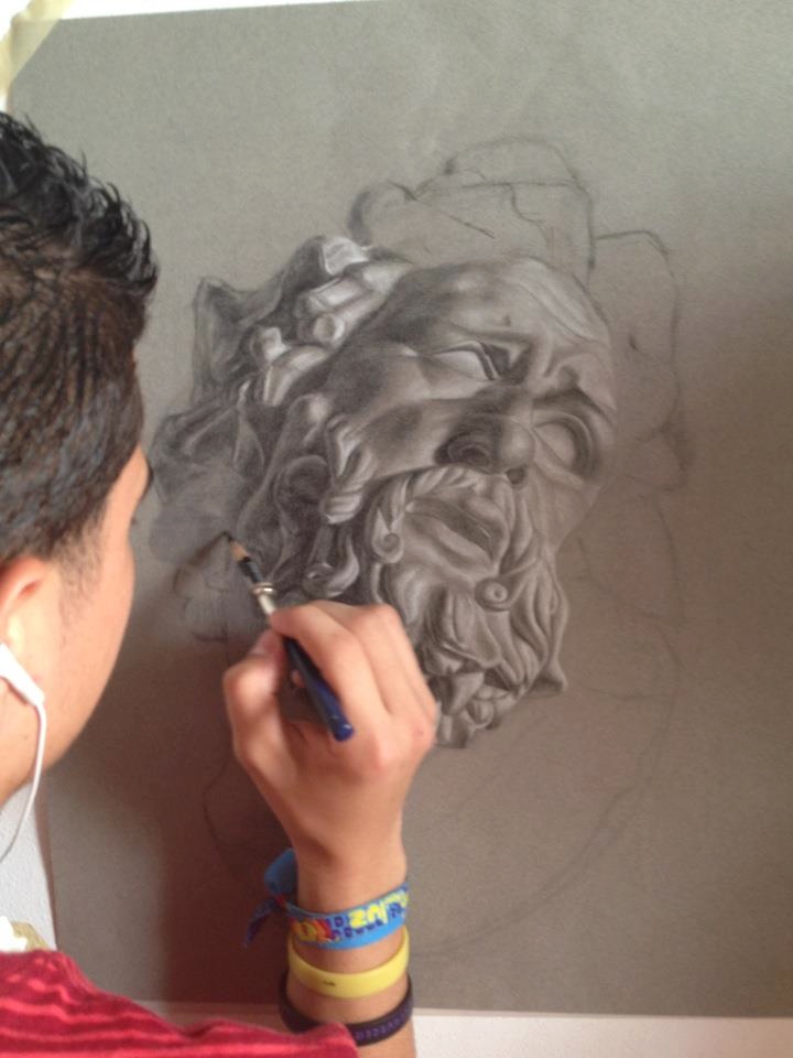 Diego Hiromi Rodriguez working on his drawing of the Laocoön cast at Atelier San Juan