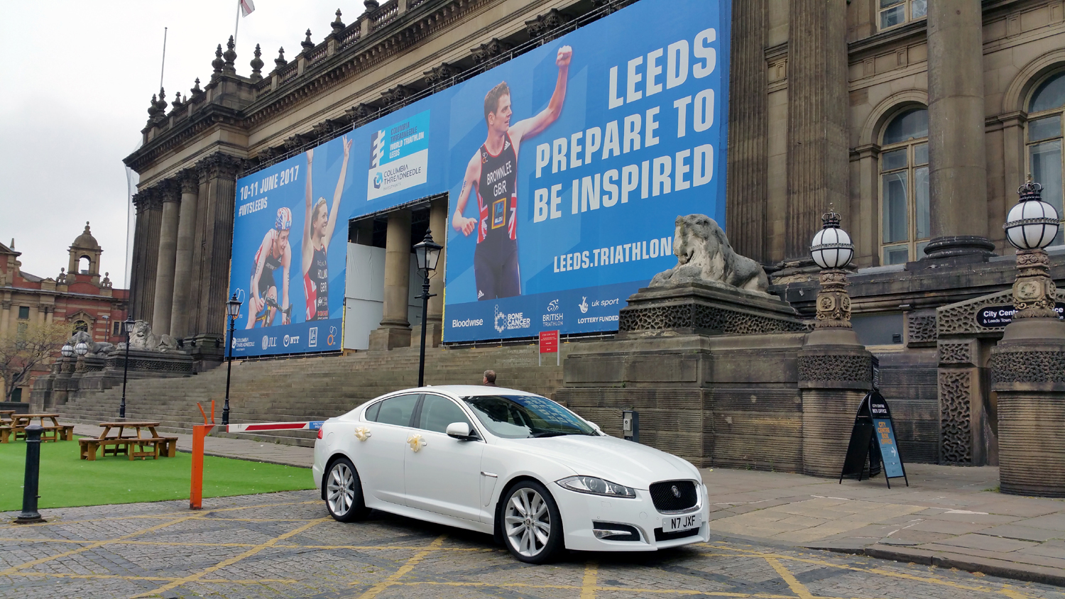 white-wedding-car-leeds-town-hall