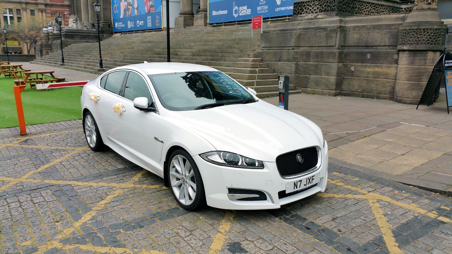 jaguar-xf-wedding-car-leeds-town-hall