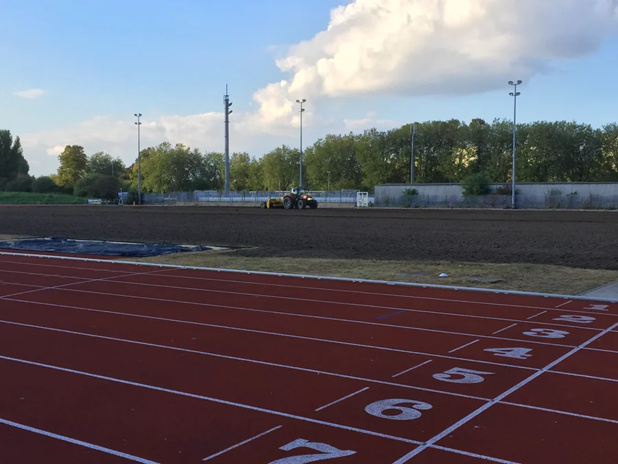 The athletics track surrounding the infield placed restrictions on drainage gradients; the Turfdry Drainage System with Hydraway Sportsdrain offers the ideal solution in such circumstances, as it has demonstrated effectiveness even at zero gradient.