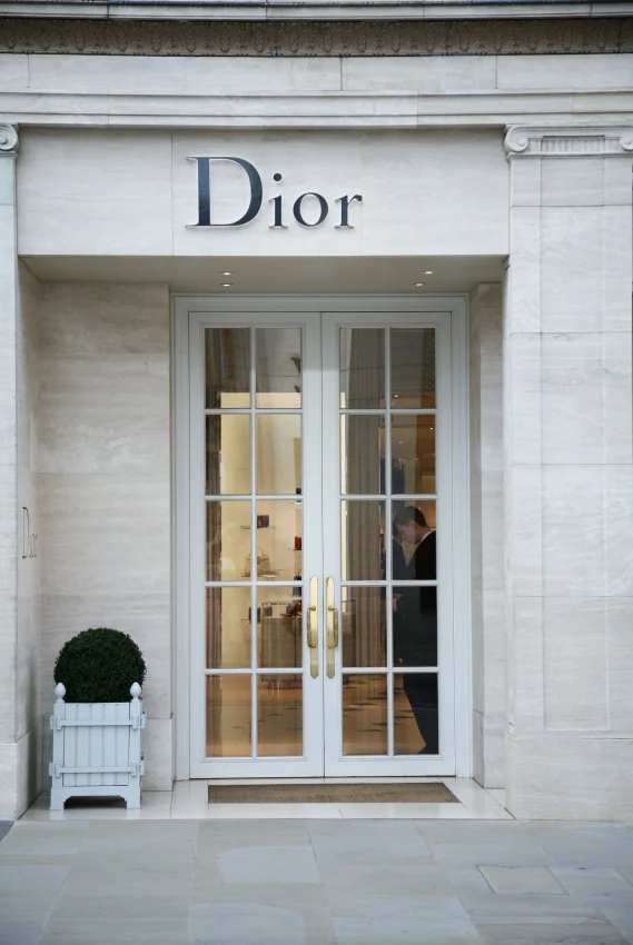 ...den här stilen mer - magisk pardörr hos Dior!