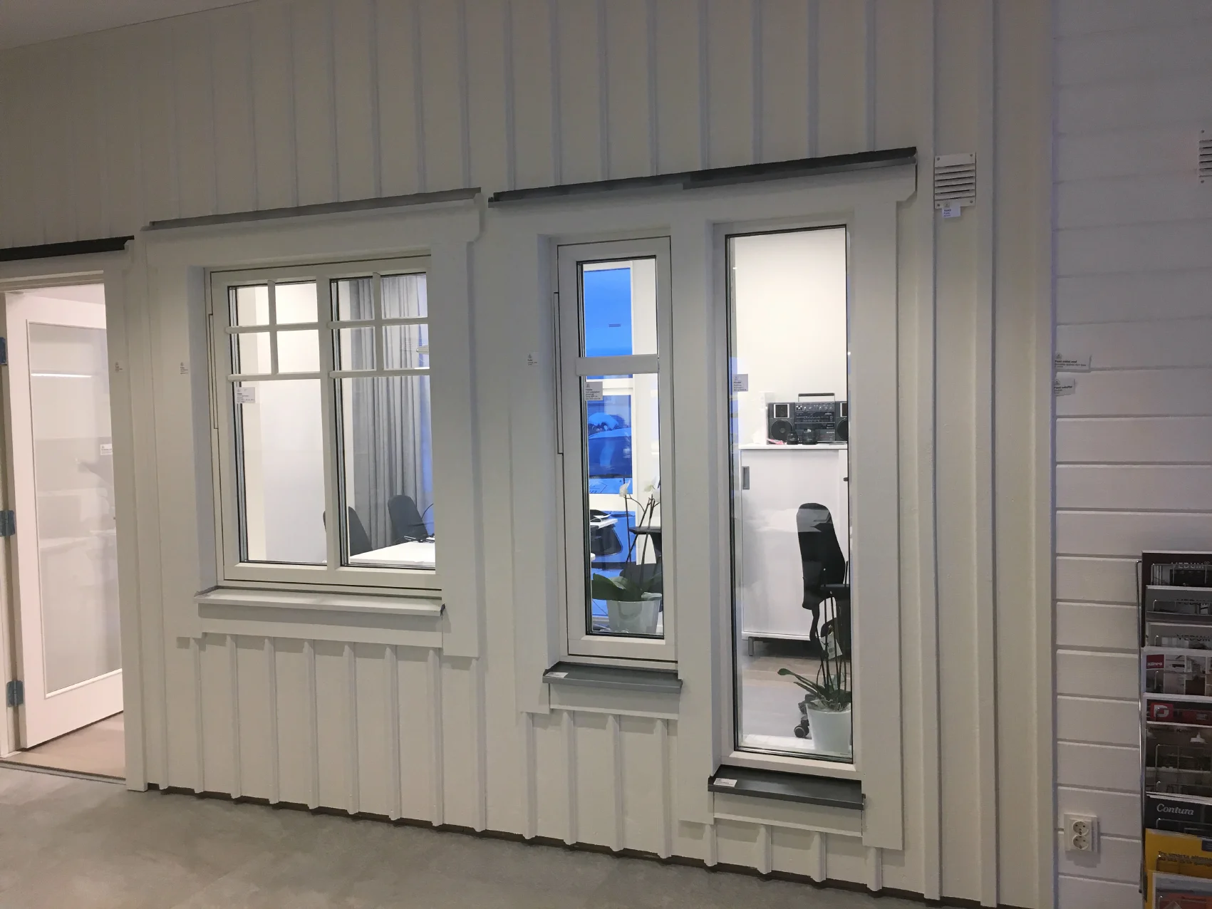 Till höger i bild ser ni hur vår liggande panel kommer att se ut och till vänster hur våra fönsterfoder kommer se ut. Vi har dock inte bestämt spröjs ännu. Och inte heller om vi ska ha ett litet "tak" ovanför varje fönster. Fönsterblecket kommer att bli silver eller grå, helt enkelt för att smutsen ska synas så lite som möjligt. Stuprännorna kommer vara i samma färg som fönsterblecken.