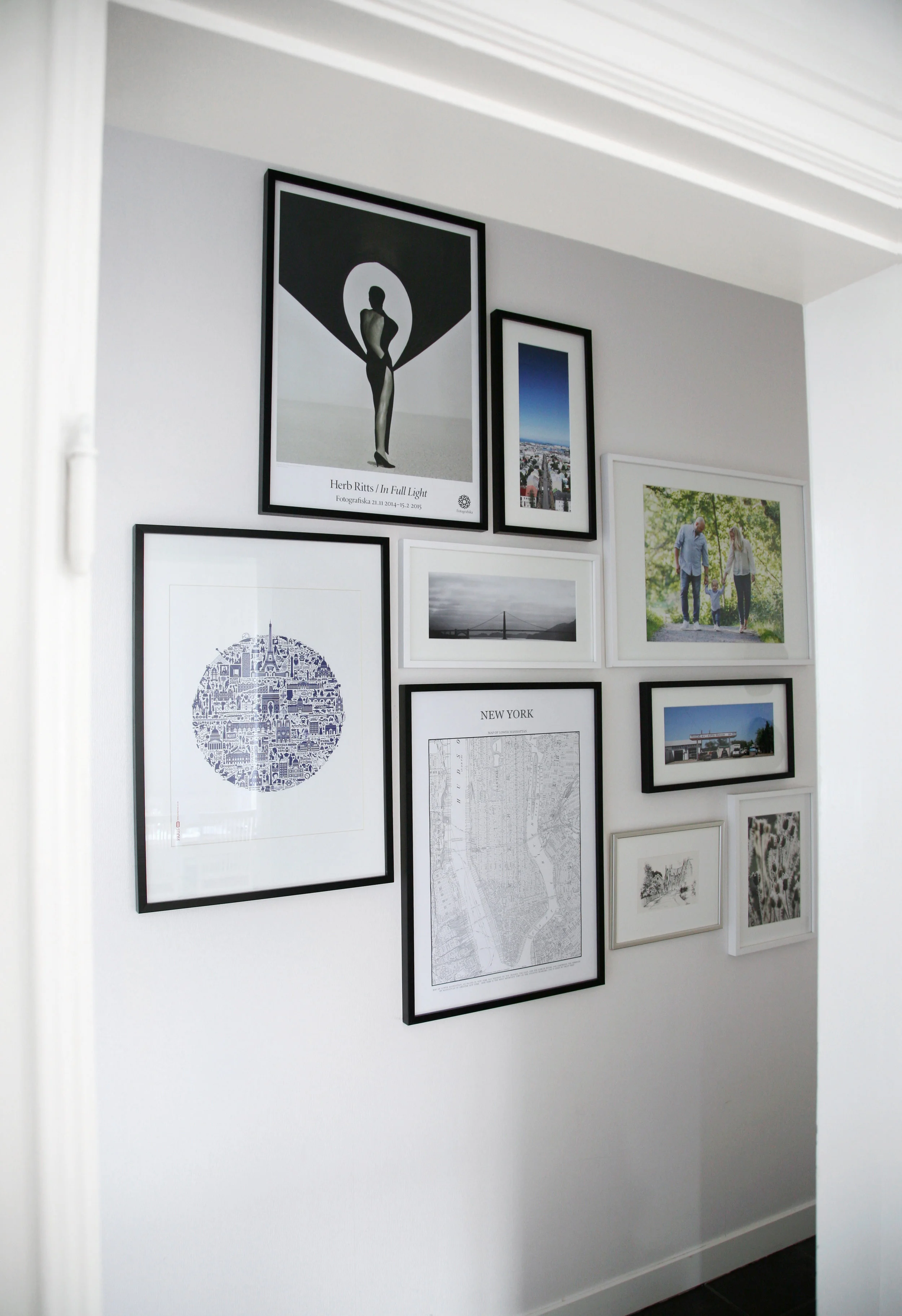 Här är en bild från vår serveringsgång. Att blanda några olika storlekar, former och färger på ramarna ger liv åt tavelväggen. Här har vi allt från reseminnen och illustrationer till fotografier och en blyertsteckning. När du ska planera din tavelvägg ta god tid på dig innan du börjar spika. Pussla gärna med dina bilder på golvet eller klipp papper till det format tavlorna är i och tejpa upp på väggen för att få en känsla av hur det kommer se ut. Och, använd vattenpass! Foto: Johanna Walden