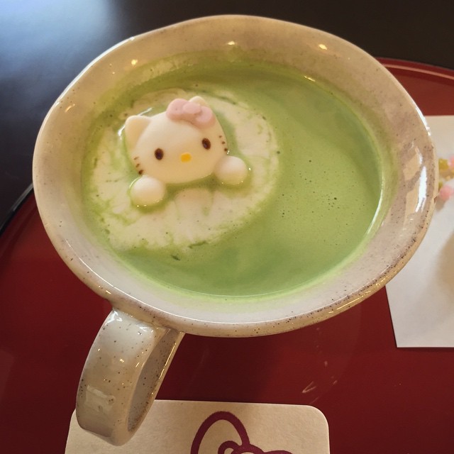 The_Hello_Kitty_matcha_latte_adorable_and_terrifying____thatjohninjp.jpg