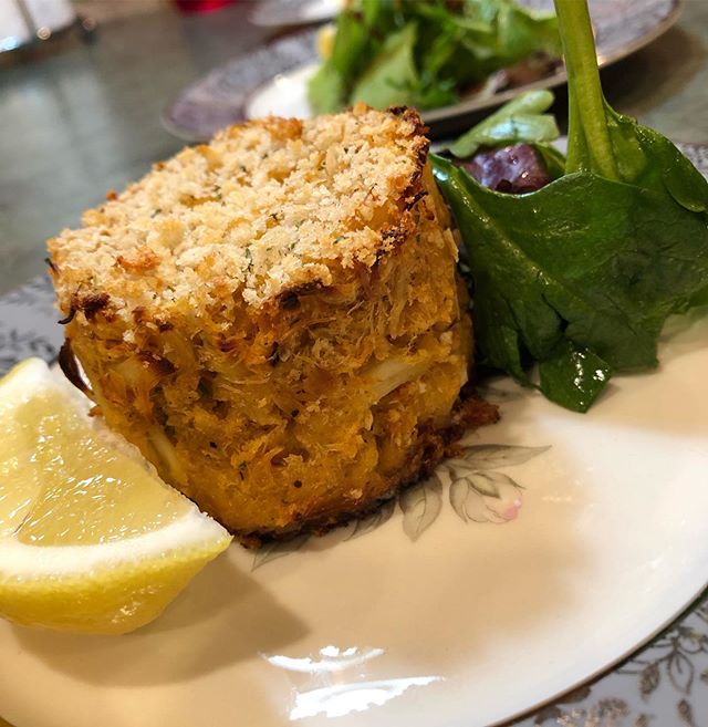 Summer means Seafood. Colossal Crab Cake
&bull;
&bull;
&bull;
&bull;
&bull;
#food #foodporn #foodphotography #foodie #seafood #seafoodlove #seafoodtime #seafoodlovers #crabcake #crab #summer #summertime #summervibes #chefeeza #cheflife #chefsoninstag
