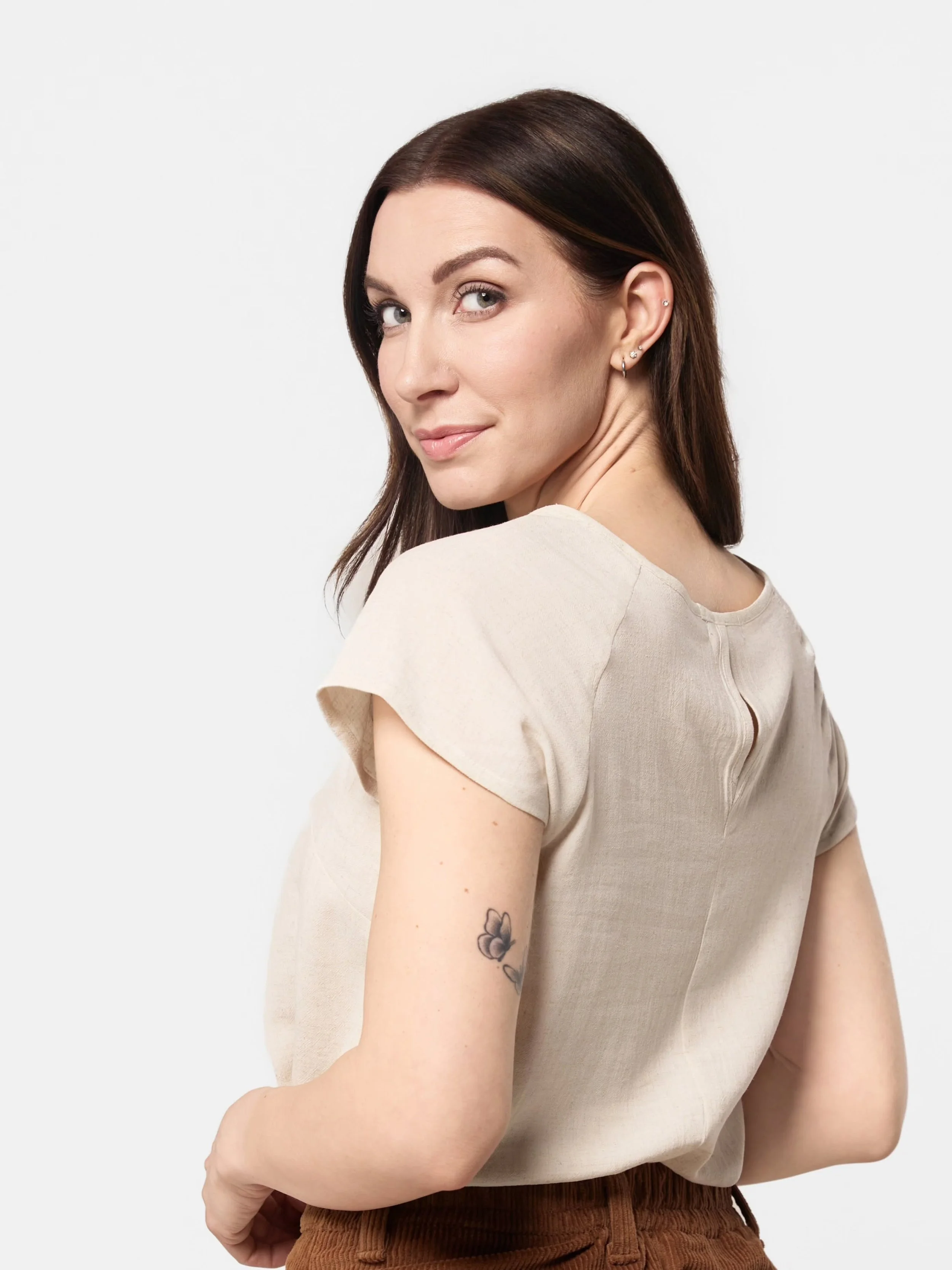 Sunday shop refresh ✨️ New Mandy blouse, Alexis skirt and one of a kind collars now available in shop!  Links posted in stories or head to 》》 Simonesrose.com 

Our Mandy blouse is available in an Oat viscose and linen blend.  This top drapes like a d