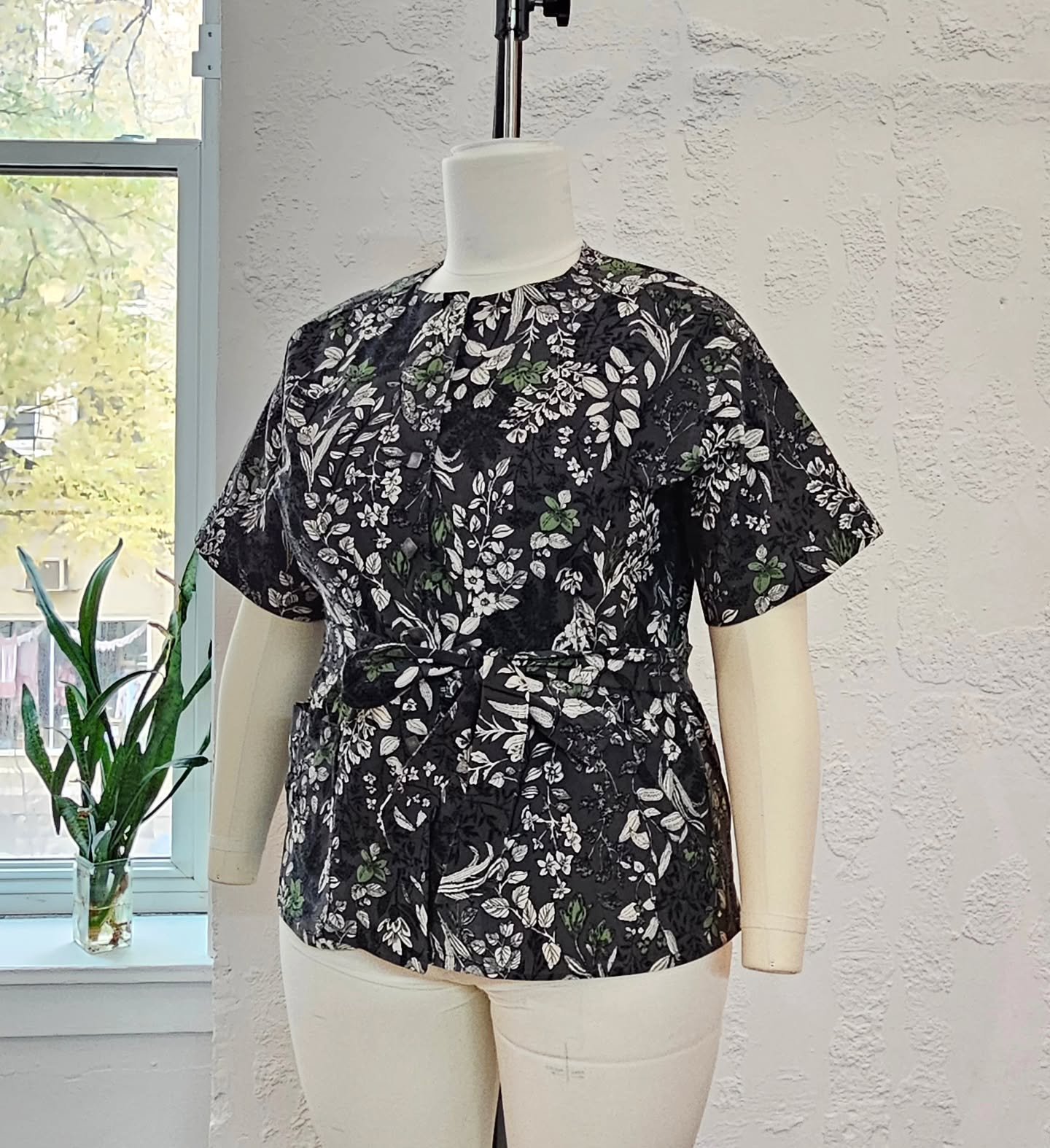 Our Giselle blouse / jacket in charcoal botanical print.  100% cotton Japanese corduroy, lined yoke details in 100% linen check ♡.

Designed to be worn on its own as a blouse or layered with a turtleneck, sweater or crisp white blouse. 

Small batch 