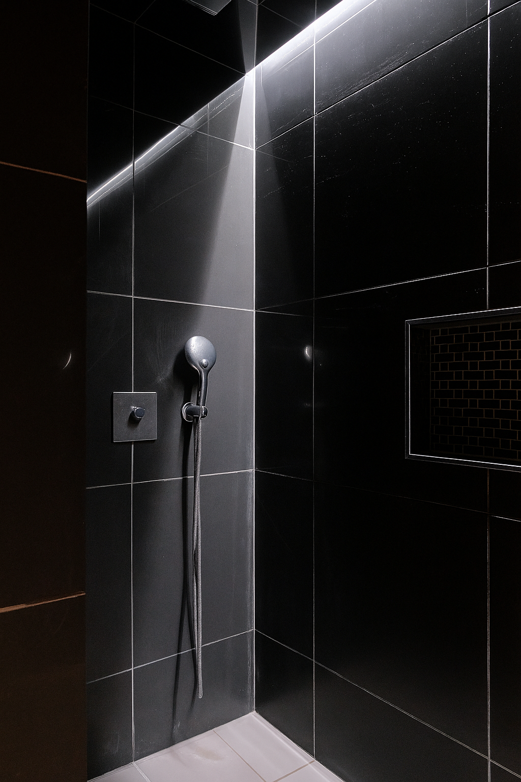 14 Peoria shower.png