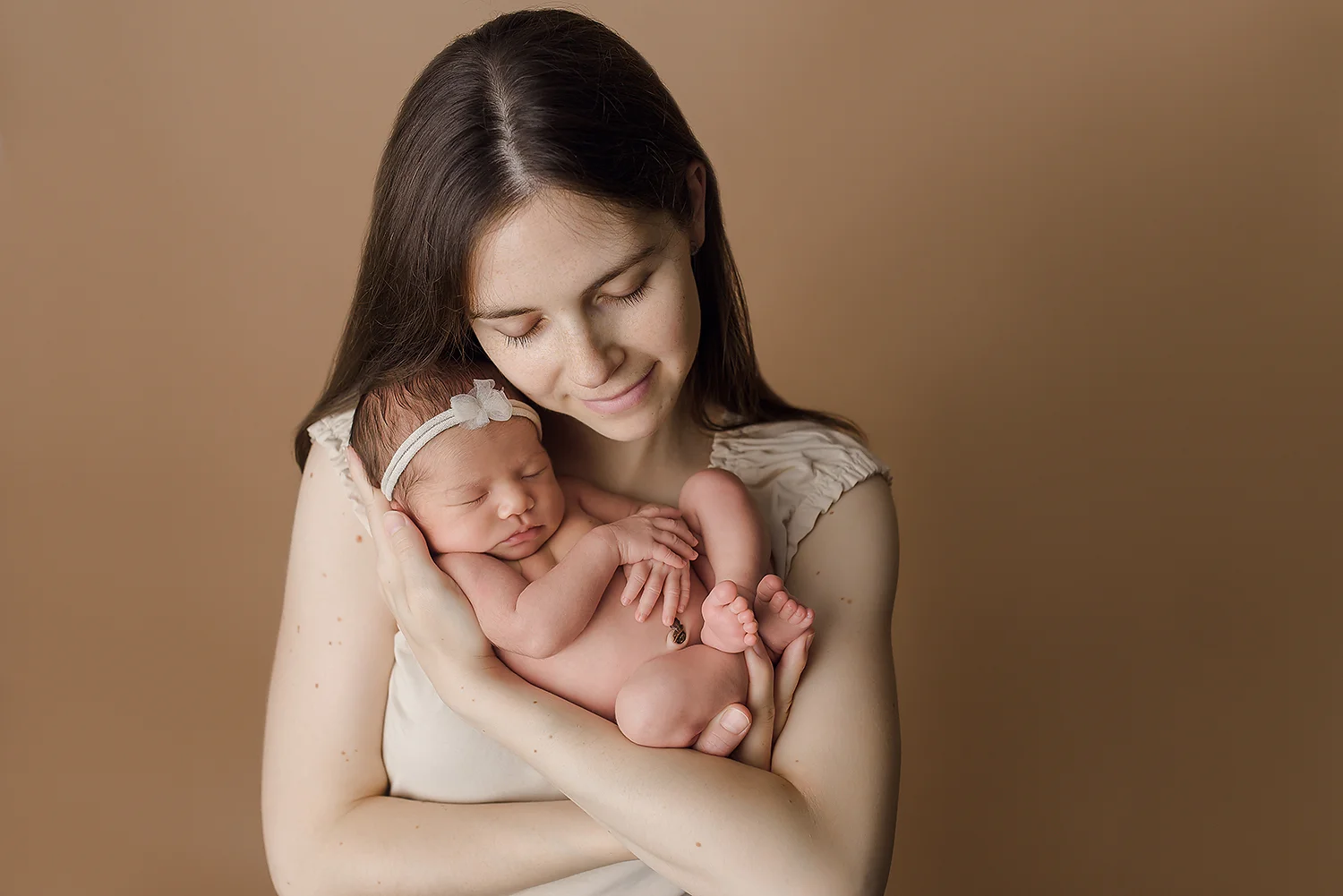 Baltimore Maryland Newborn Photographer Jessica Fenfert baby girl with mom