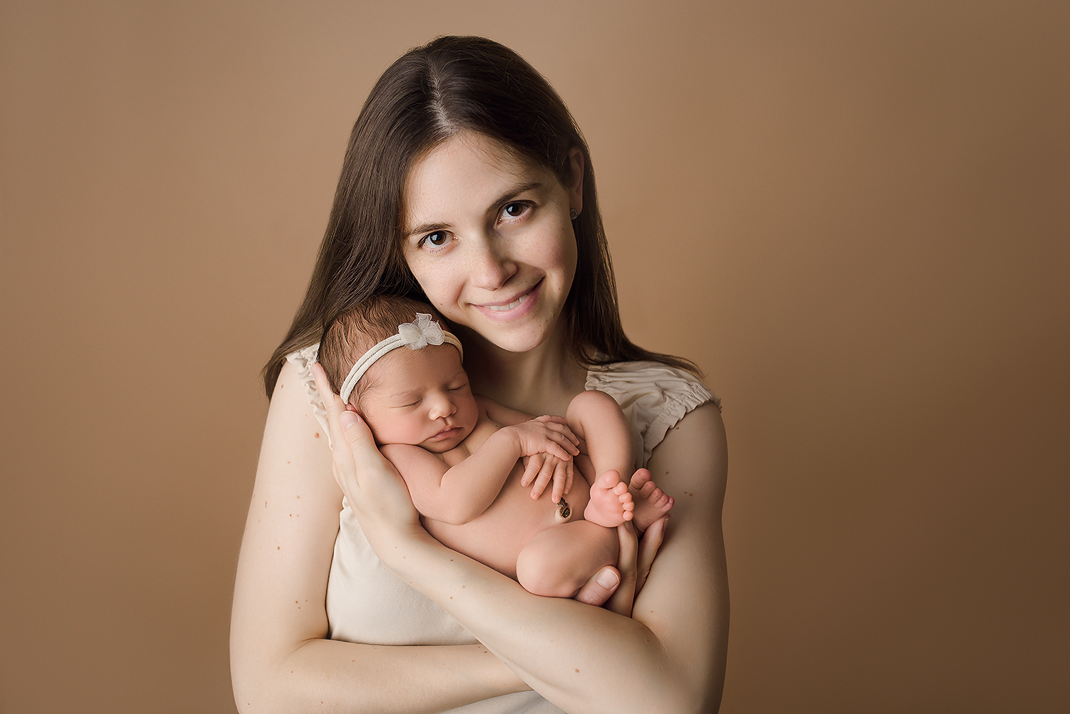 Baltimore Maryland Newborn Photographer Jessica Fenfert baby girl with mom looking