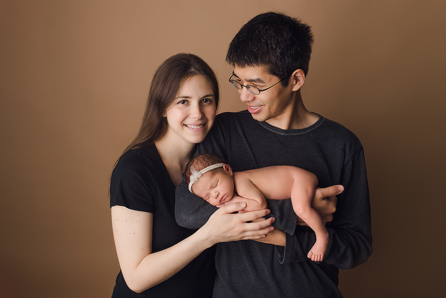 Baltimore Maryland Newborn Photographer Jessica Fenfert baby girl with mom and dad