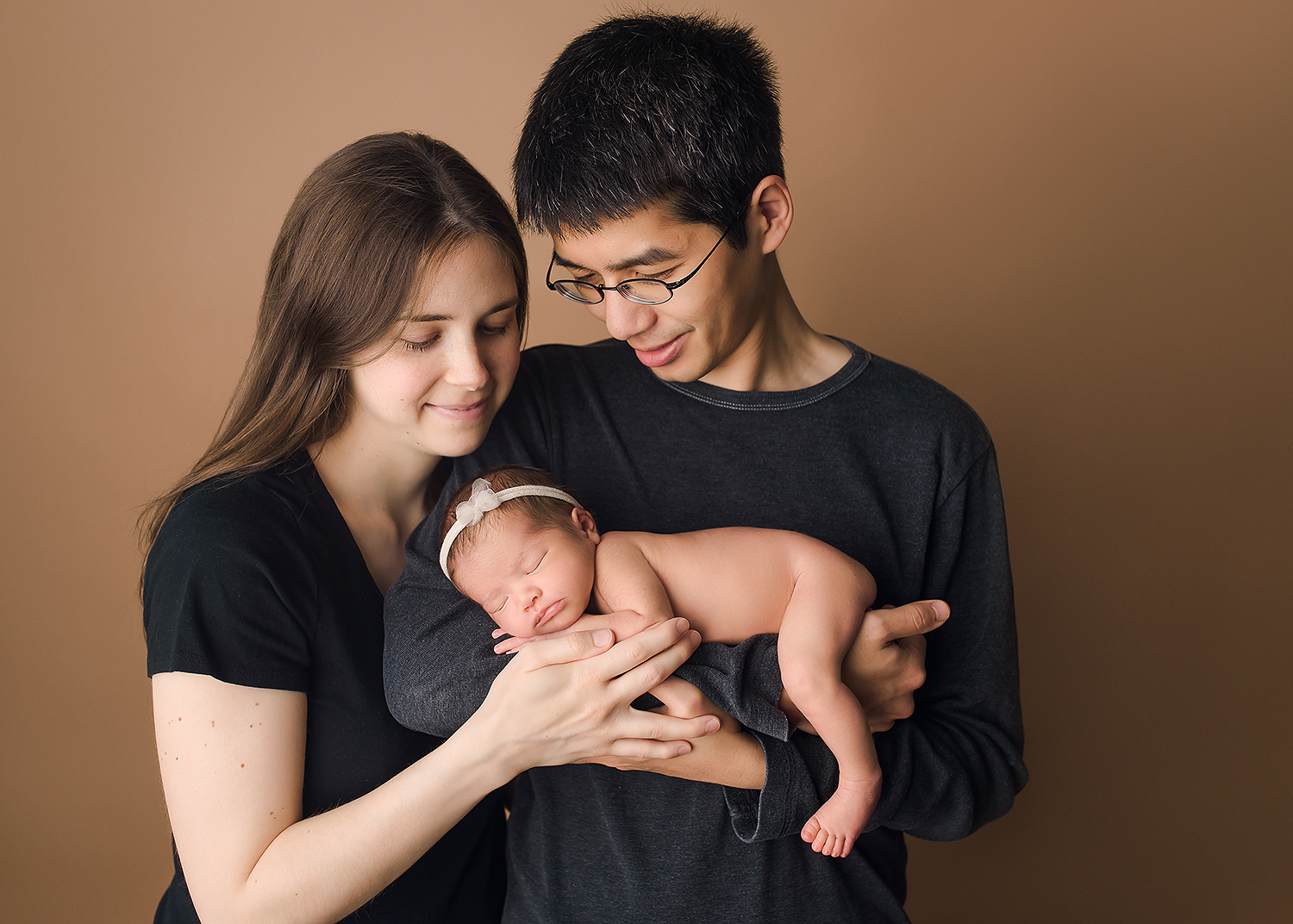 Baltimore Maryland Newborn Photographer Jessica Fenfert baby girl with parents