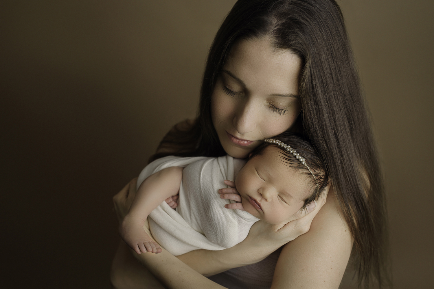 Baltimore Maryland Newborn Photographer Jessica Fenfert baby girl in mom's arms