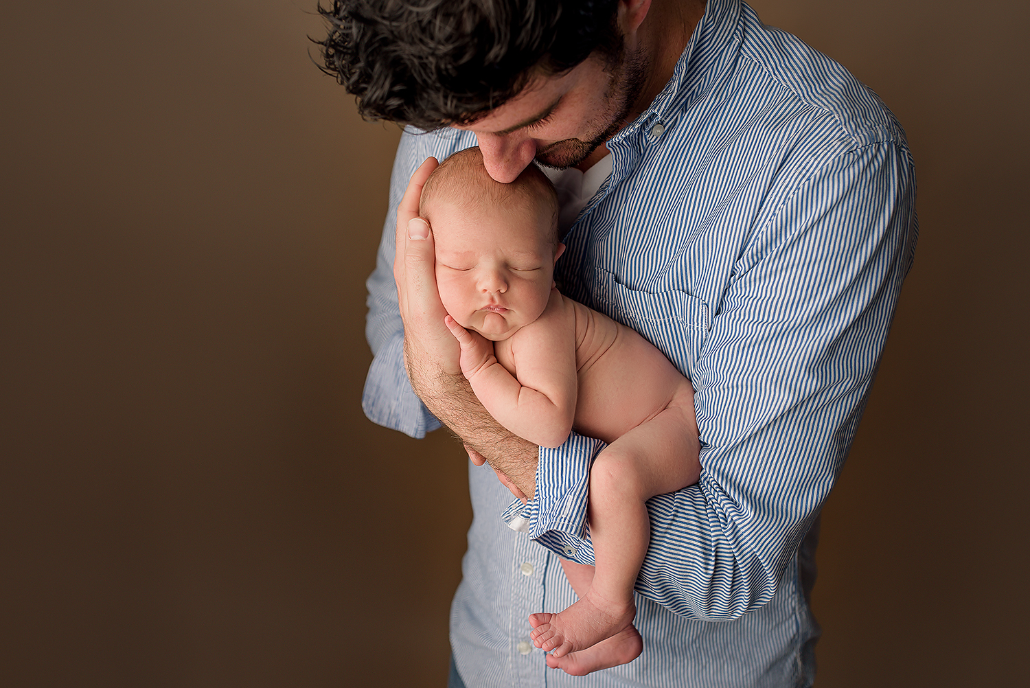 Baltimore Maryland Newborn Photographer Jessica Fenfert baby boy dad pose