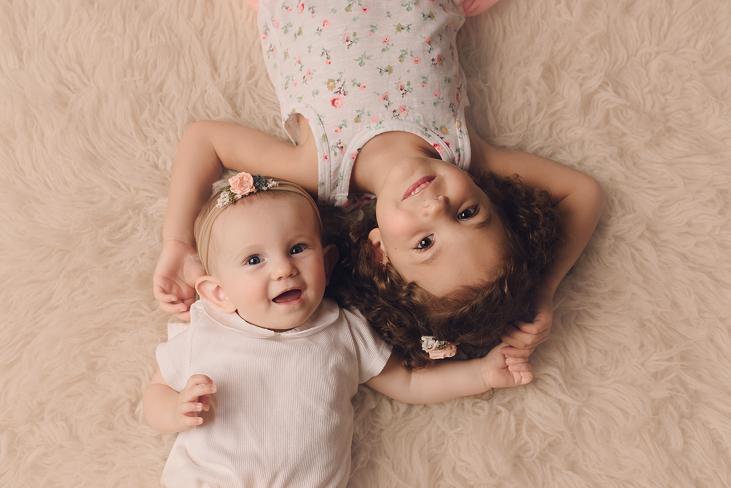 Baltimore Maryland Newborn Baby photography sisters on flokati Jessica Fenfert