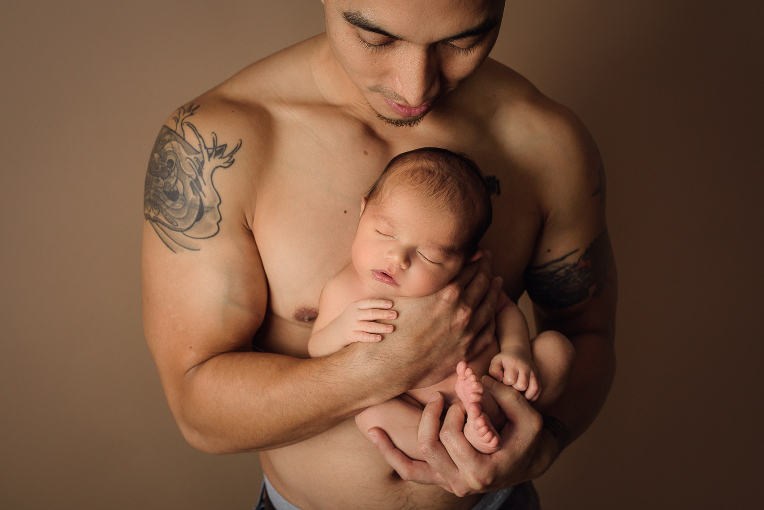 Baltimore Maryland Newborn Photographer Jessica Fenfert baby boy in shirtless dad's arms