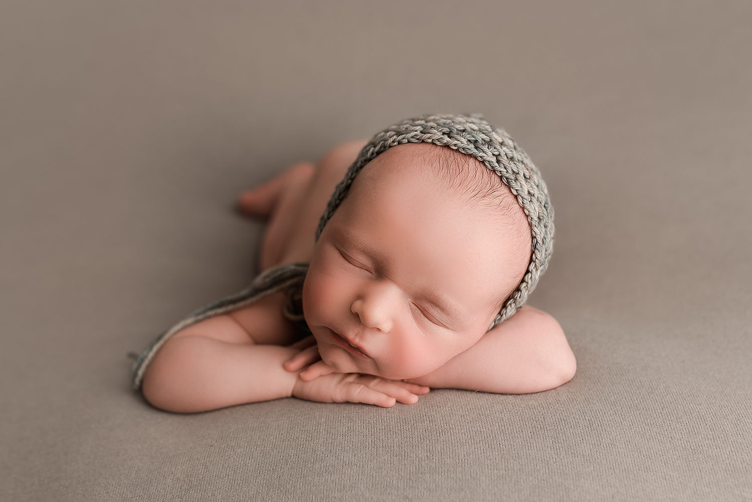 Baltimore Maryland Newborn Photgrapher Jessica Fenfert baby boy head on hands pose