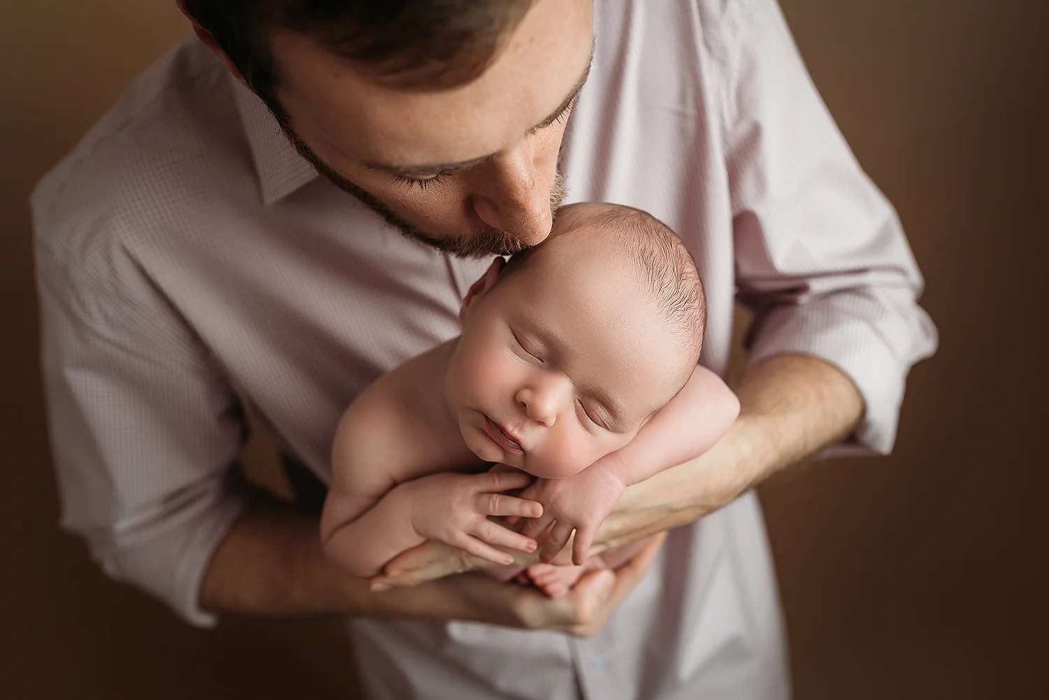 Baltimore Maryland Newborn Photgrapher Jessica Fenfert in dad's hands