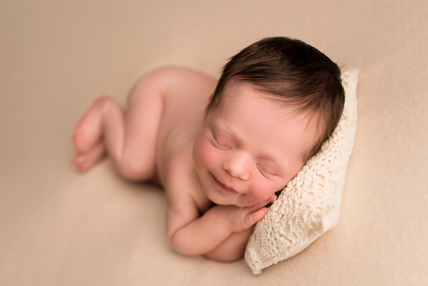 Baltimore Maryland Newborn Photographer Jessica Fenfert sidelying