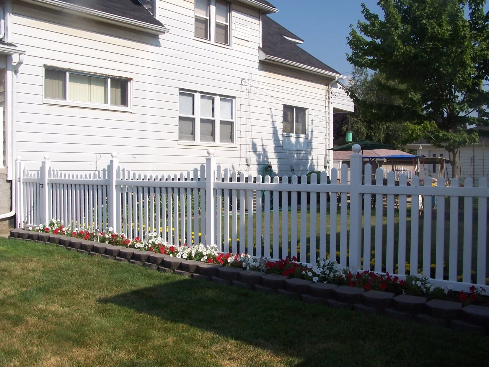 Cascade Vinyl Picket Fence