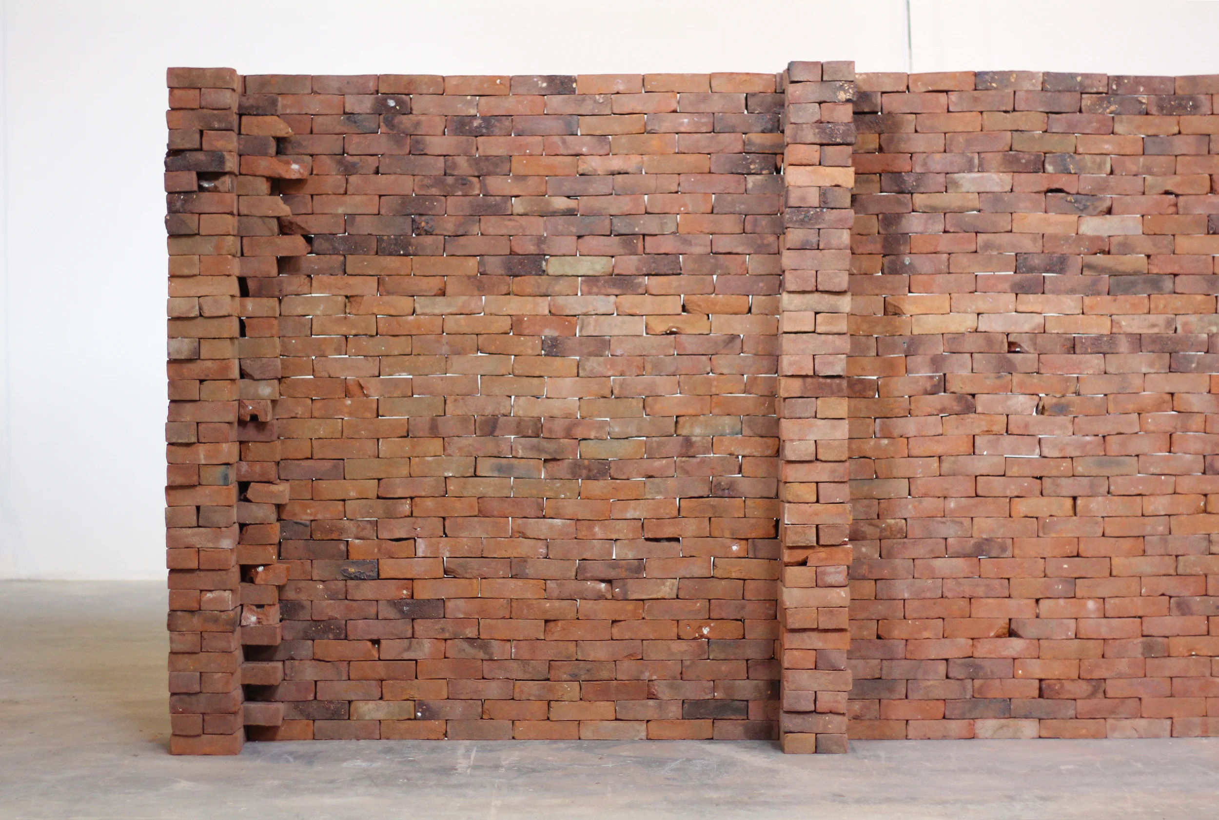 El castillo / The Castle , 2007 Ladrillos, edición de El castillo de Franz Kafka / Bricks, edition of Franz Kafka’s The Castle 2300 x 175 x 40 cm Detalle / Detail Vista de instalación en 13a Bienal de Istanbul, 2013 / Installation view, 13th Istanbul Biennal, 2013.