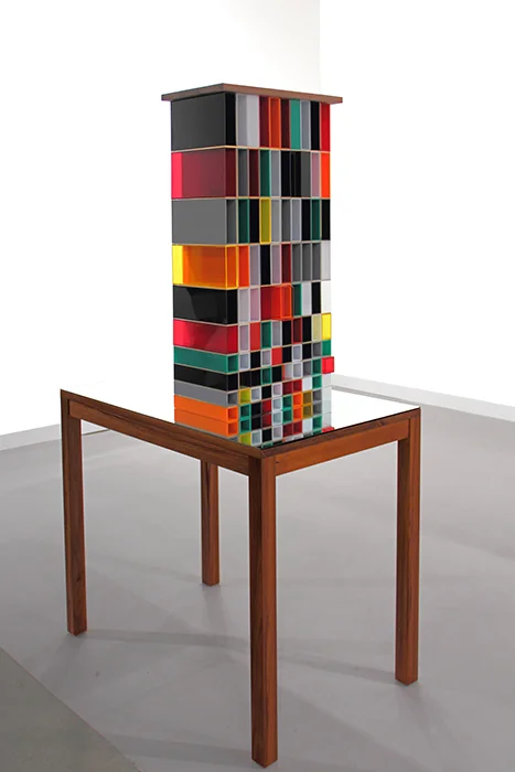 Monumento Georges Perec / George Perec Monument , 2013 Metacrilato, madera, espejo, base de metal / Methacrylate, wood, mirror, metal base 93 x 29 x 46 cm; base: 80 x 80 x 70 cm Detalle / Detail
