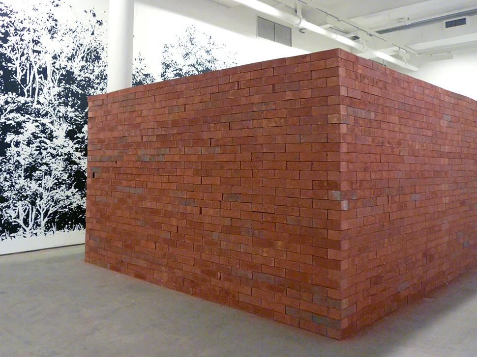 La biblioteca exploración / The Exploration Library , 2008 Ladrillos, modelo de metacrilato, audio / Bricks, methacrylate model, audio 370 x 750 x 170 cm Audio: 02’00’’ Loop / Bucle