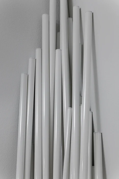 Chamber Music (James Joyce). Blanco / Chamber Music (James Joyce). White , 2014 Tubos de aluminio, pintura electrostática, pintura anodizada / Aluminun tubes, electrostatic painting, anodized paint 36 piezas / 36 pieces Altura variable / Variable heights: 80.8 – 294.7 cm x 1.50 – 2.54 cm Detalle / Detail 