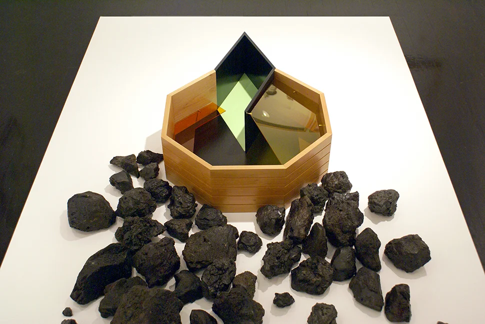 Biblioteca Romeo y Julieta / Romeo and Juliet Library , 2009 Metacrilato, madera, rocas volcánicas / Methacrylate, wood, volcanic rocks Medidas variables / Dimensions variable