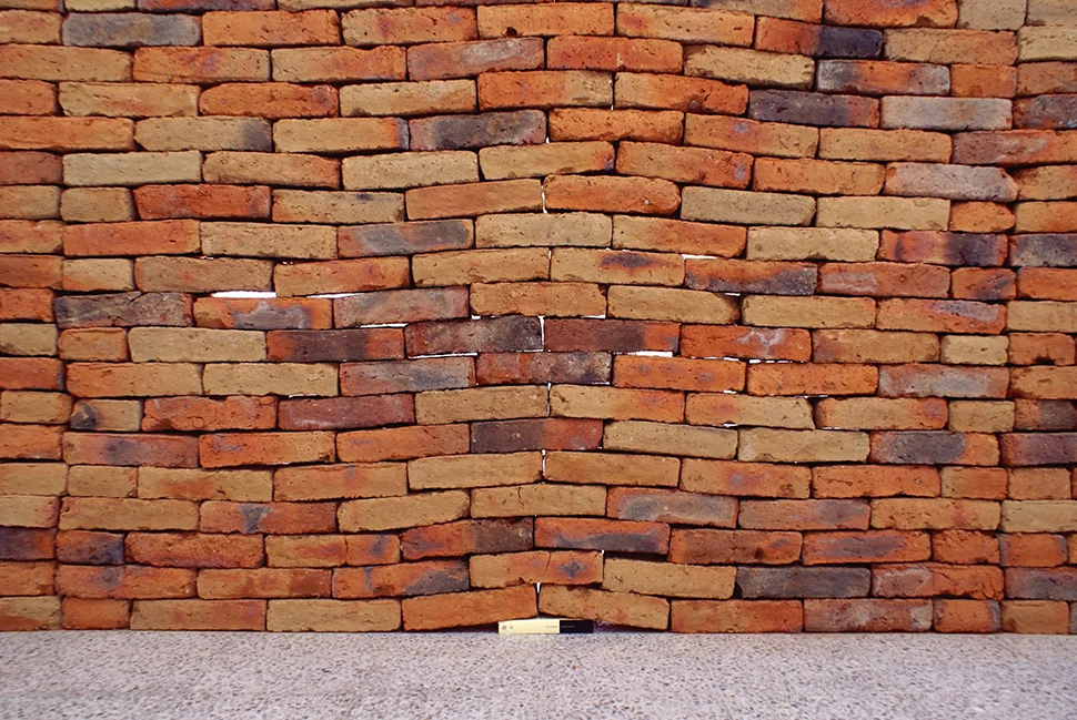 El castillo / The Castle , 2007 Ladrillos, edición de El castillo de Franz Kafka / Bricks, edition of Frank Kafka’s The Castle 2300 x 1750 x 400 cm Detalle / Detail 