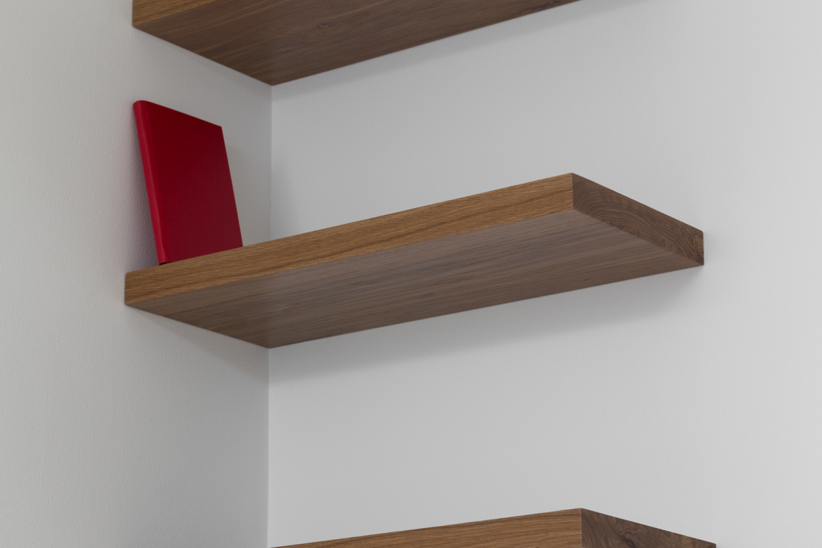    Librero en esquina (rojo)&nbsp;  /&nbsp;  Corner Bookshelf (Red)  , 2014  Estantes de madera, libro / Wood shelves, book  275 x 61 x 25 cm  Detalle / Detail 
