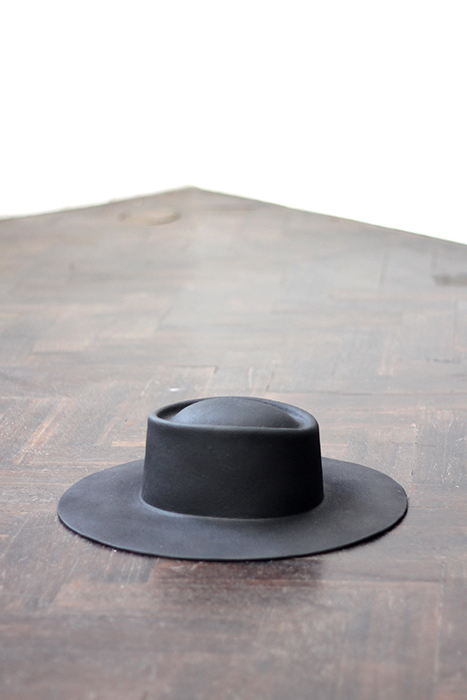    Sin título (sombrero de Beckett)  &nbsp;/  &nbsp;Untitled (Beckett's Hat)  , 2013  Bronce / Bronze  10.5 x 39 x 31 cm&nbsp; 