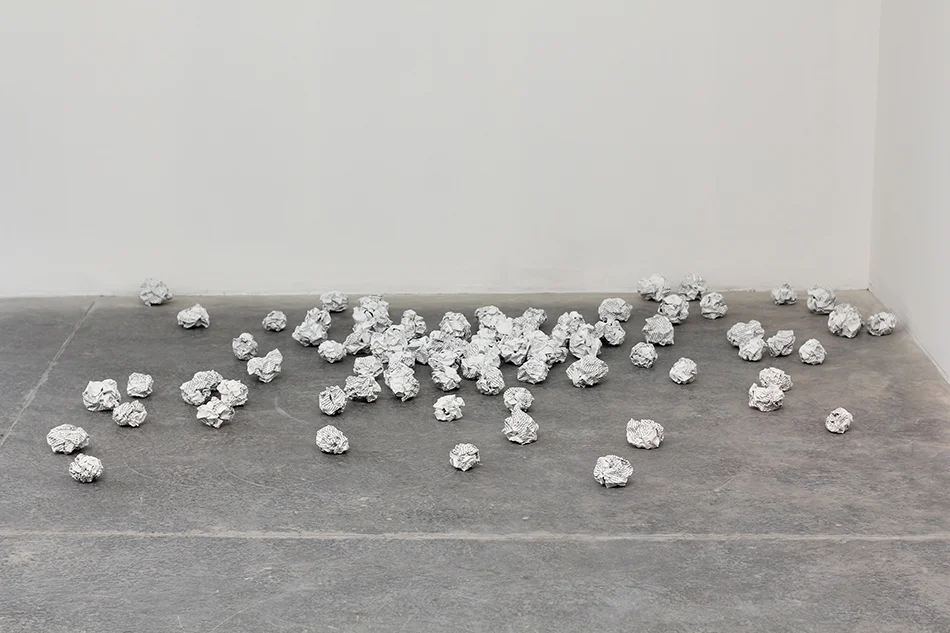De una obra inacabada (The Journal of Julius Rodman) / From an Unfinished Work (The Journal of Julius Rodman) , 2014 Aluminio, laca, serigrafía / Aluminum, lacquer, silk screen print 85 piezas de 15 x 15 x 15 cm; 10 x 10 x 10 cm; 5 x 5 x 5 cm / 85 pieces of 15 x 15 x 15 cm; 10 x 10 x 10 cm; 5 x 5 x 5 cm Medidas finales variables / Final dimensions variable
