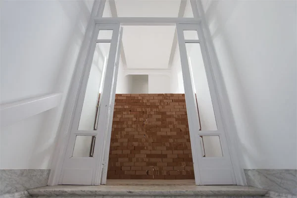 Das Kapital , 2009 Ladrillos, libro / Bricks, book, 1200 x 40 x 165 cm