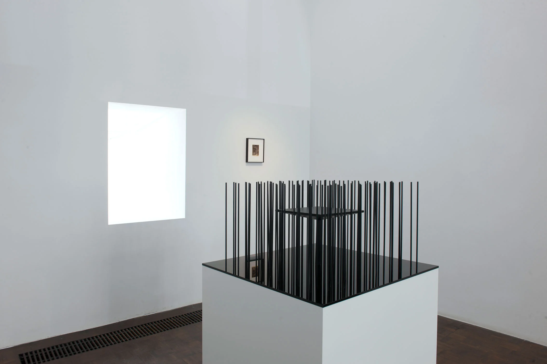 Monumento Guillaume Apollinaire / Guillaume Apollinaire Monument , 2017 Aluminio, cristal, metacrilato, lápiz, impresión de inyección tinta sobre papel / Aluminum, crystal, methacrylate, pencil, ink-jet print on paper 130 x 80 x 80 cm (escultura / sculpture), 26 x 22 cm (impresión / print)