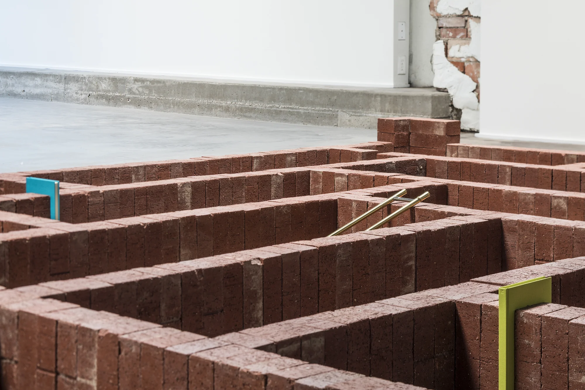 Un mensaje del emperador (el palacio) / A Message from the Emperor (the Palace), 2017 Ladrillos, libros, trombón, vidrio, pintura / Bricks, books, tenor trombone, glass, paint 44 x 346 x 1262 cm Detalle / Detail