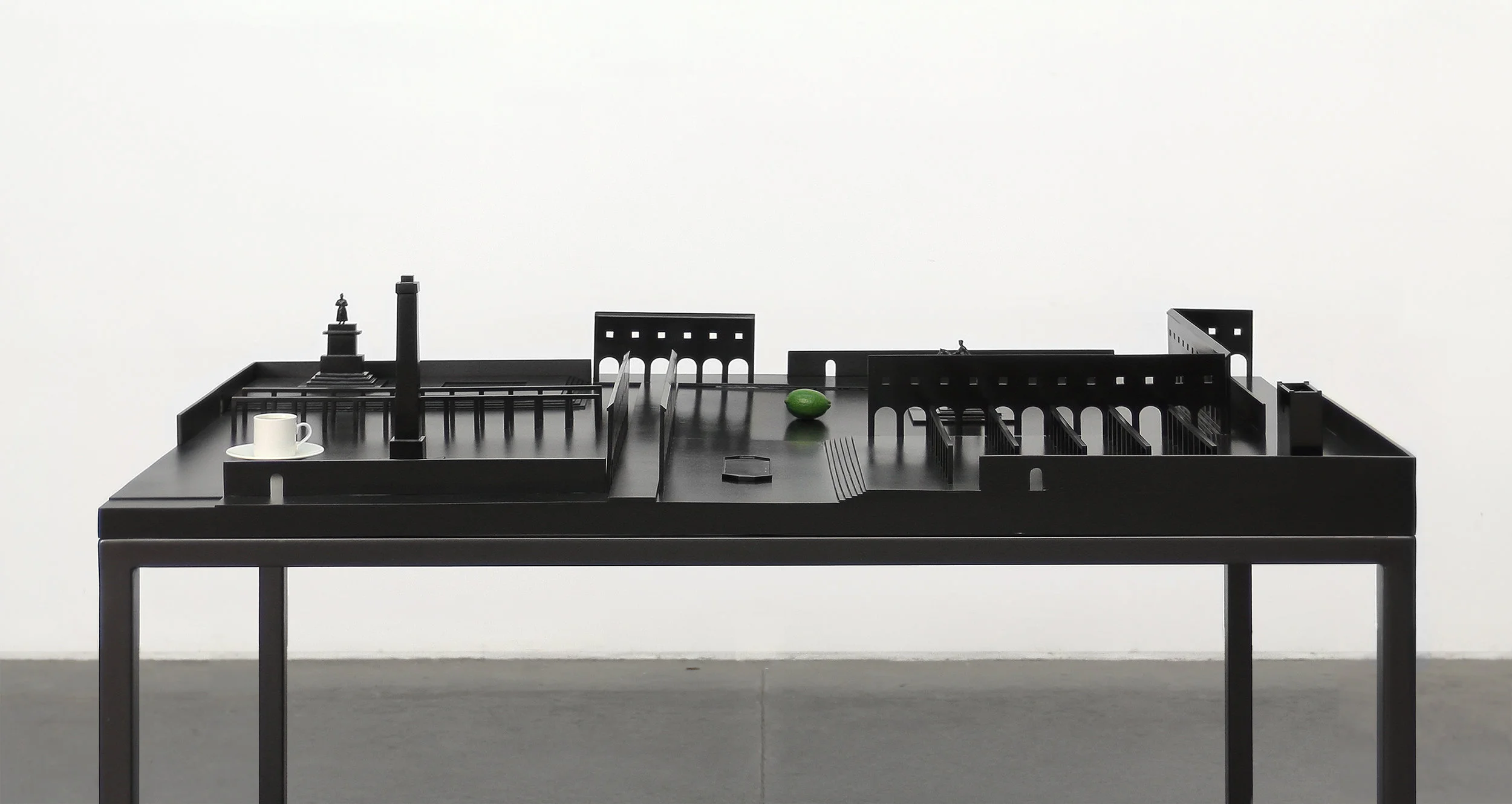 Nocturna plaza, 2016 Bronce, latón / Bronze, brass 100 x 150.3 cm