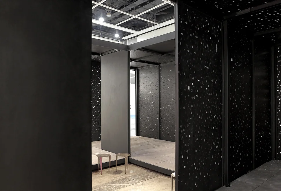 Pavilion (And so on for Thousands of years) , 2018 HDF, MDF, acero, instalación eléctrica, lámparas, piedra volcánica / HDF, MDF, steel, electrical installation, lamps, volcanic stone tiles 280 x 720 x 720 cm