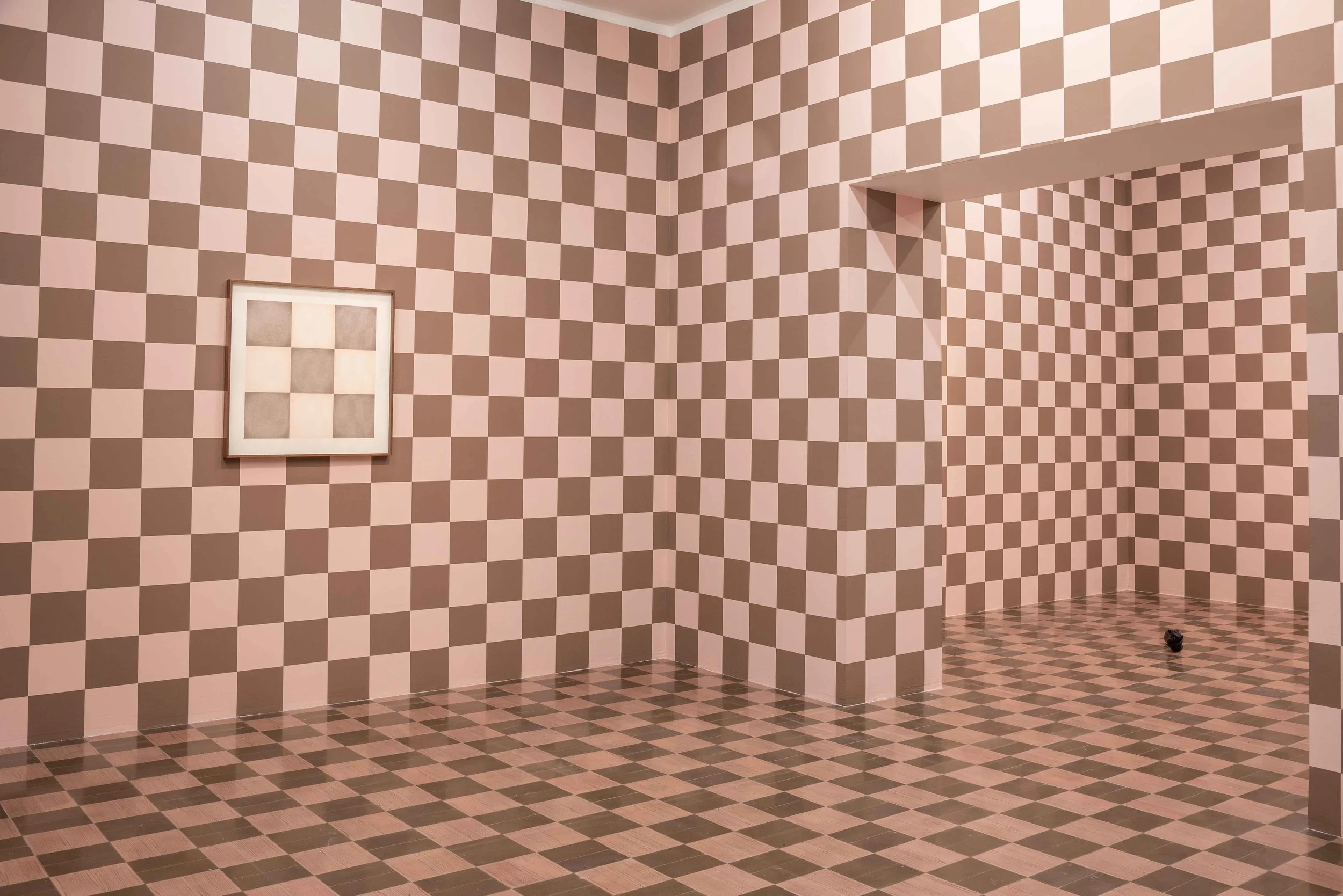 Piso Casa Franco II / Franco House Floor II, 2018 Lápiz de color sobre papel / Colored pencil on paper 75 x 75 cm *** Piso Casa Franco (Estudio de perspectiva I) / Franco House Floor (Perspective Study I), 2018 Pintura sobre muro / Paint on wall Fotografía: Agustín Arce