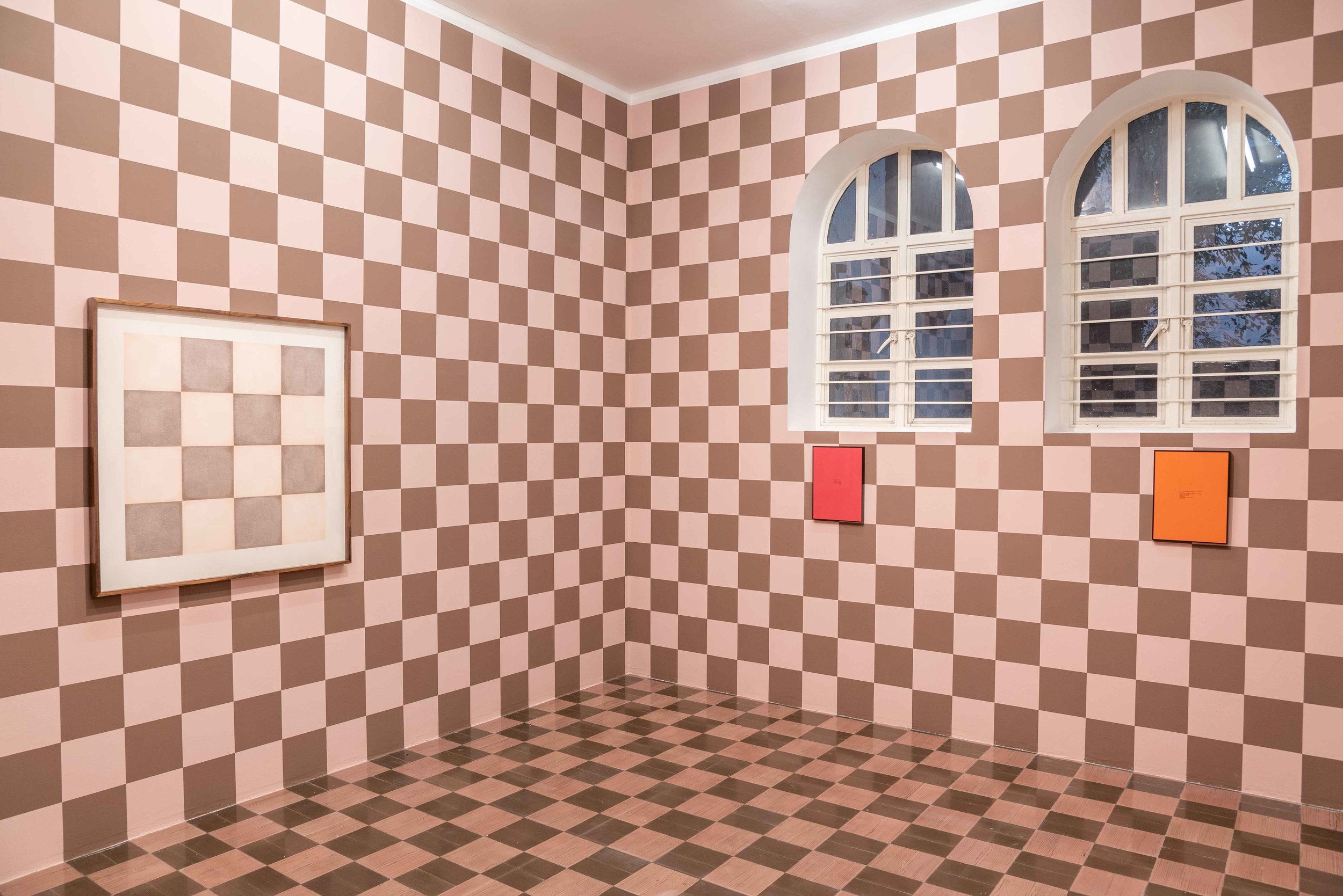 Piso Casa Franco III / Franco House Floor III, 2018 Lápiz de color sobre papel / Colored pencil on paper 100 x 100 cm *** Diálogo sobre un poeta, una manzana y una retícula (Parte uno) I / Dialogue about a Poet, an Apple. and a Grid (Part one)