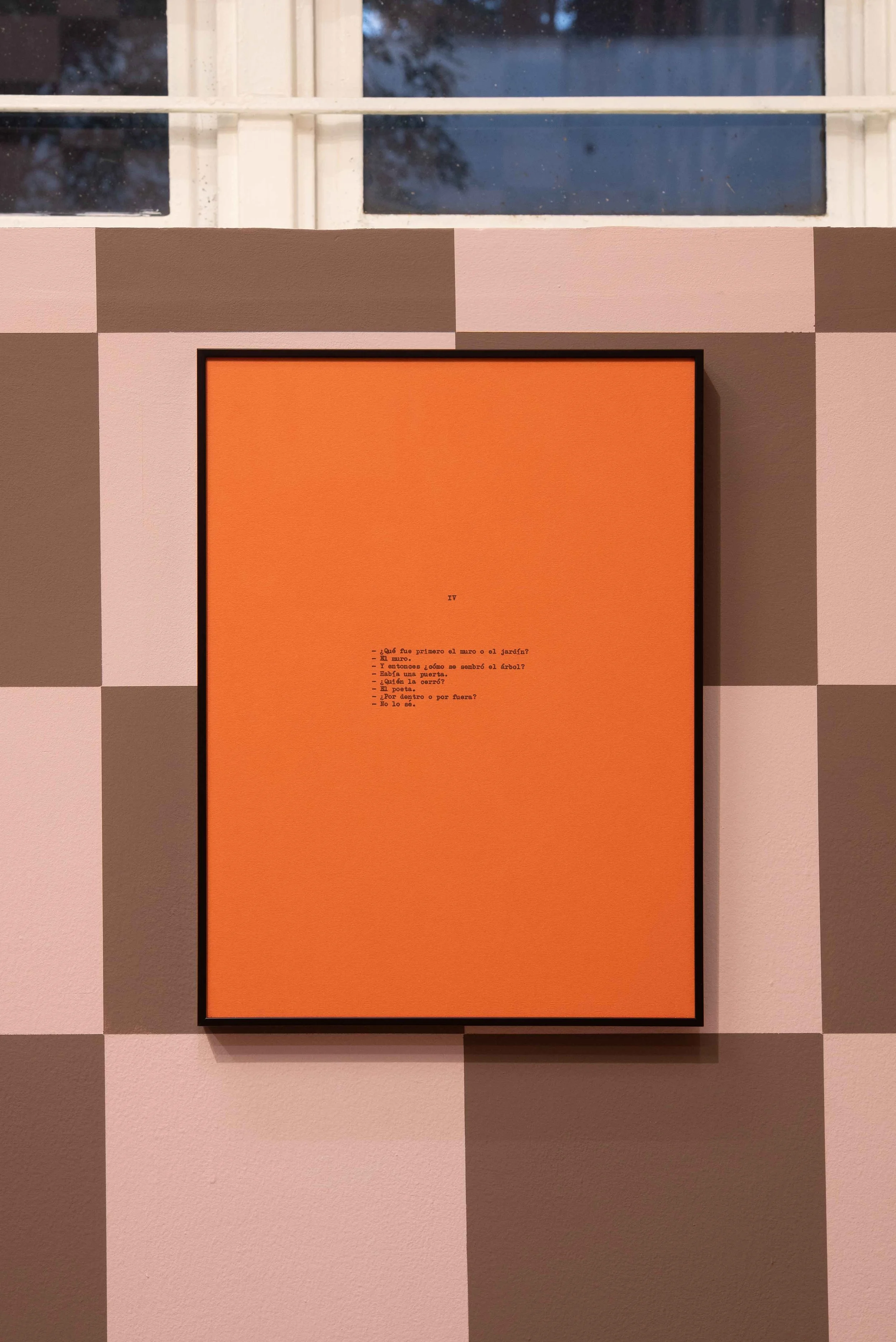 Diálogo sobre un poeta, una manzana y una retícula (Parte uno) I / Dialogue about a Poet, an Apple. and a Grid (Part one) I, 2019 Tinta sobre papel / Ink on paper Políptico de 10 piezas de 37.5 cm x 27.5 cm / 10 piece polyptych, 37.5 cm x 27.5 cm each Fotografía: Agustín Arce