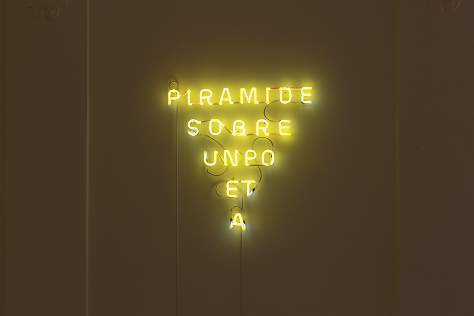    Pirámide sobre un poeta / Pyramid atop a Poet , 2019   Neón / Neon  66 x 68 x 7 cm 