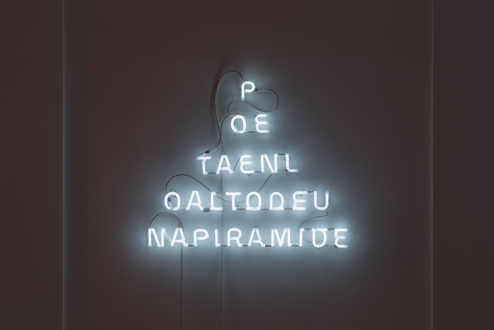    Poeta en lo alto de una pirámide / Poet a top a Pyramid&nbsp; , 2019   Neón / Neon  64 x 77 x 7 cm 