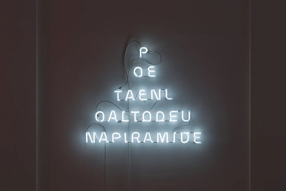 Poeta en lo alto de una pirámide / Poet a top a Pyramid , 2019 Neón / Neon 64 x 77 x 7 cm