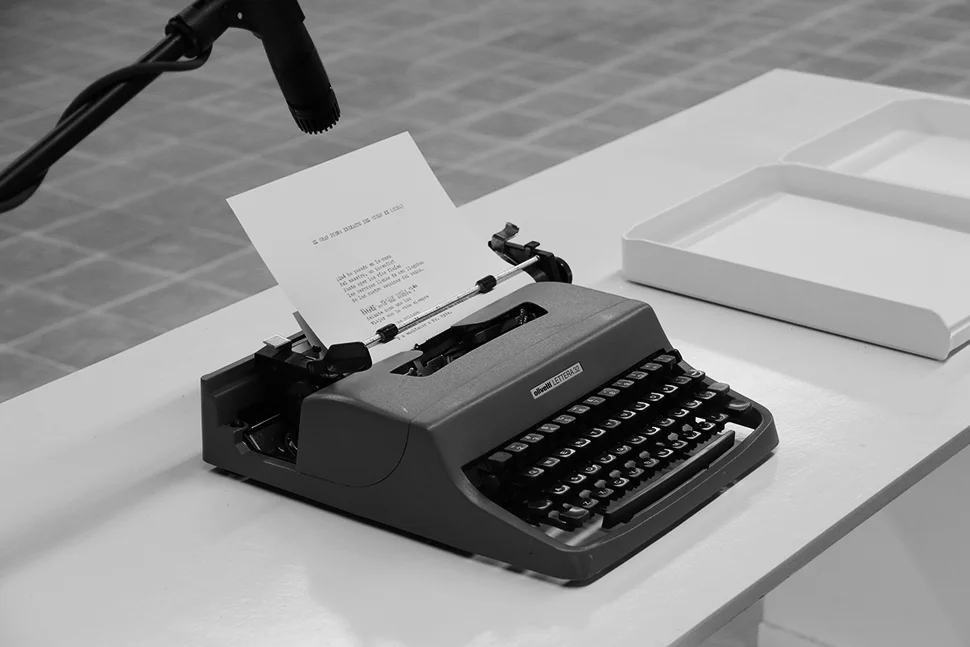 El gran poema inexacto del siglo XX (Cuba) / The Great Inexact Poem of the Twentieth-Century (Cuba), 2019 Acción, máquina de escribir, papel, tinta, libros de poesía Cubana del siglo XX de la Biblioteca Nacional de Cuba José Martí / Action, typewriter, paper, ink, books of the Twentieth-Century Cuban poetry section from the Biblioteca Nacional de Cuba José Martí Medidas variables / Variable dimensions *Una persona se dirige a la Biblioteca Nacional, toma un libro de la sección de Poesía cubana del siglo XX, memoriza un fragmento, camina hacia la Casa de la Poesía y lo escribe en la máquina de escribir situada en la sala de exhibición / A person arrives at the National Library, he takes a book from the 20th Century Cuban Poetry section, memorizes a fragment, walks towards the Poetry House and writes it on the typewriter machine. Proceso / Process