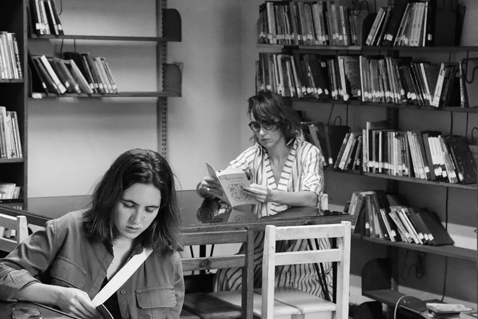 El gran poema inexacto del siglo XX (Cuba) / The Great Inexact Poem of the Twentieth-Century (Cuba), 2019 Acción, máquina de escribir, papel, tinta, libros de poesía Cubana del siglo XX de la Biblioteca Nacional de Cuba José Martí / Action, typewriter, paper, ink, books of the Twentieth-Century Cuban poetry section from the Biblioteca Nacional de Cuba José Martí Medidas variables / Variable dimensions *Una persona se dirige a la Biblioteca Nacional, toma un libro de la sección de Poesía cubana del siglo XX, memoriza un fragmento, camina hacia la Casa de la Poesía y lo escribe en la máquina de escribir situada en la sala de exhibición / A person arrives at the National Library, he takes a book from the 20th Century Cuban Poetry section, memorizes a fragment, walks towards the Poetry House and writes it on the typewriter machine. Proceso / Process